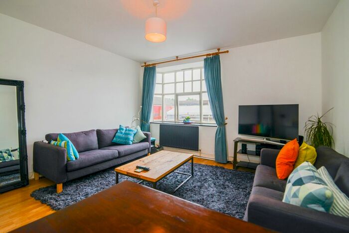 2 Bedroom Flat To Rent In South Worple Way, East Sheen, London, Uk, SW14