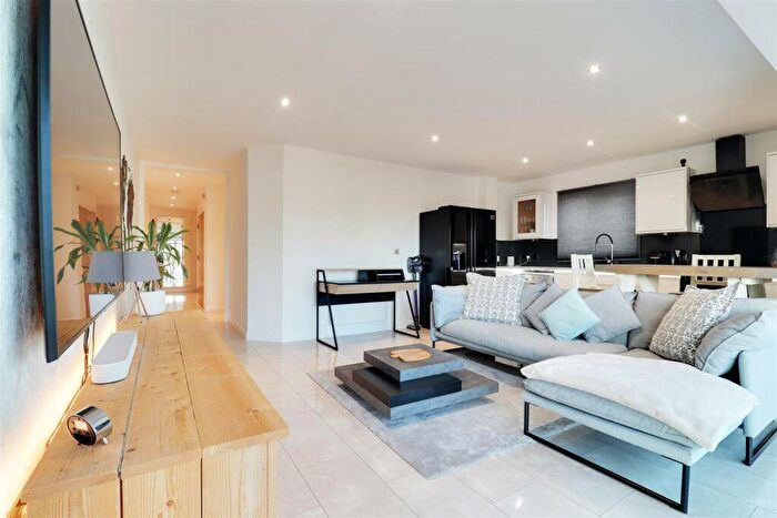 2 Bedroom Flat For Sale In Old Harbour Court, Hull, HU2