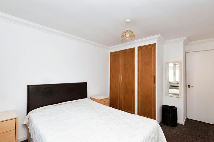 1 Bedroom Flat For Sale In Eastern Avenue, Ilford, Essex, IG2