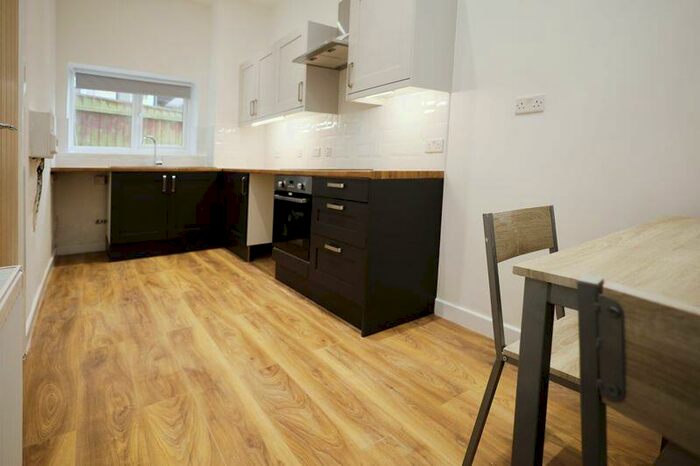 1 Bedroom Flat To Rent In Richmond Park Avenue, Queens Park, BH8