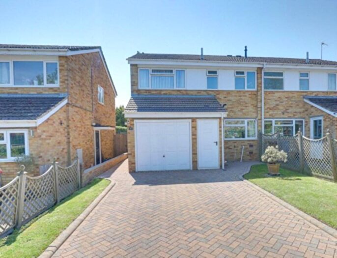 3 Bedroom Semi-Detached House For Sale In Pendennis Avenue, Reading, RG4