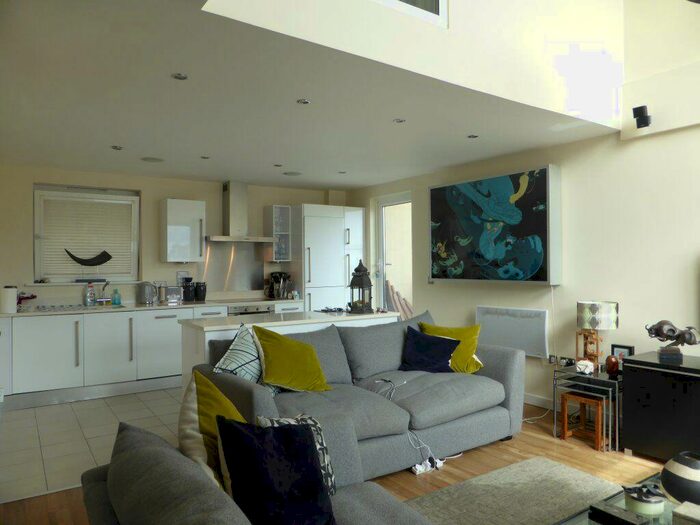 3 Bedroom Flat To Rent In Stepney Court -, P13