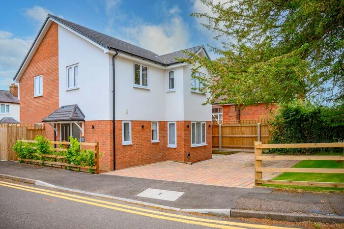 3 Bedroom Detached House For Sale In Chapel Drive, Wythall, Birmingham, B47