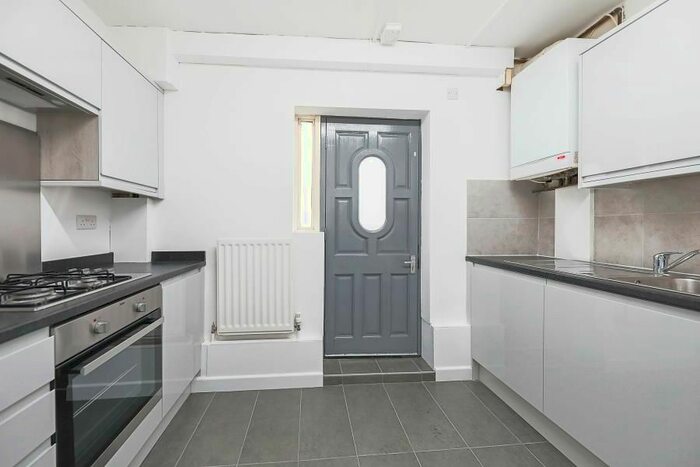 3 Bedroom Flat To Rent In Horn Lane, London, W3