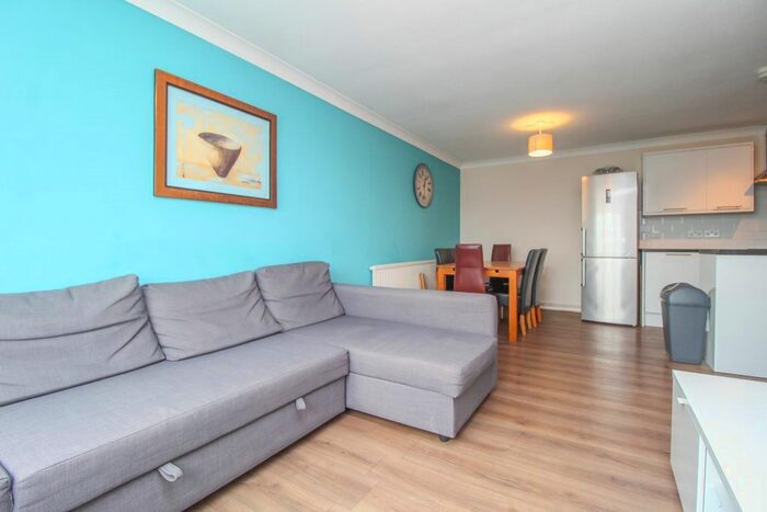 1 Bedroom Flat To Rent In Woodville Court, Cathays, Cardiff, CF24