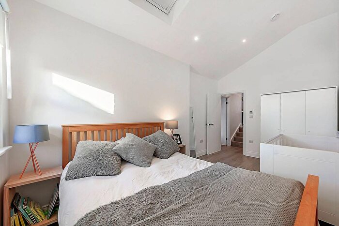 2 Bedroom Flat To Rent In Lower Richmond Road, Putney, London, SW15