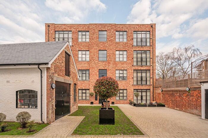 1 Bedroom Flat To Rent In Mitcham Lane, Streatham Park, London, SW16