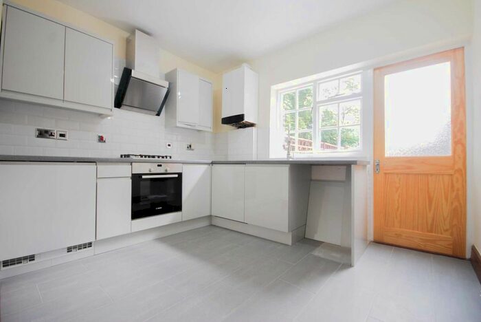 2 Bedroom Flat To Rent In Pearcroft Road, Leytonstone, London, E11