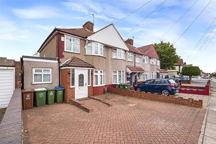 3 Bedroom End Of Terrace House For Sale In Montrose Avenue, Welling, Kent, DA16