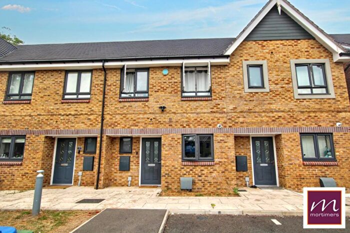 4 Bedroom Town House To Rent In Richardson Close, Aylesbury, HP19