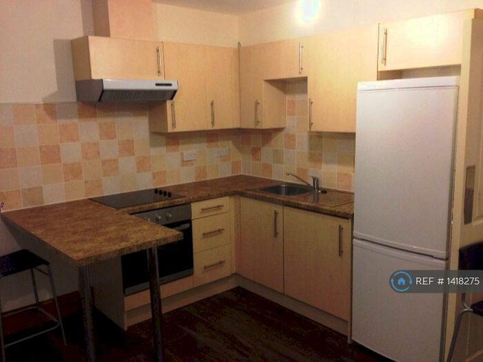 3 Bedroom Flat To Rent In Hyde Terrace, Leeds, LS2