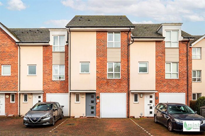 4 Bedroom Property For Sale In Harrow Close, Addlestone, KT15