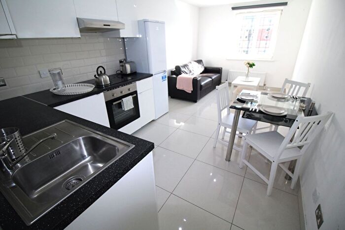 3 Bedroom Flat To Rent In Flat, Clarendon Road, Leeds, West Yorkshire, LS2