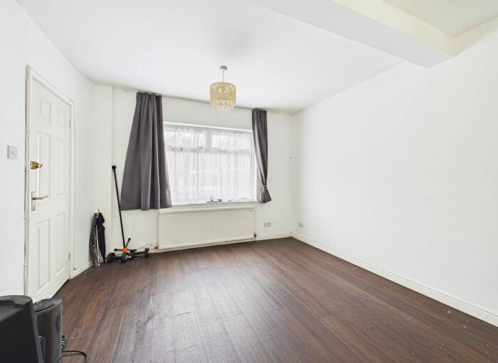 1 Bedroom Semi-Detached House To Rent In Double Room - Warmark Road, Hemel Hempstead, Hertfordshire, HP1