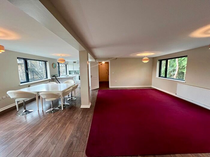 3 Bedroom Flat To Rent In Hollies Park Court, Weetwood Lane, Weetwood, Leeds, LS16