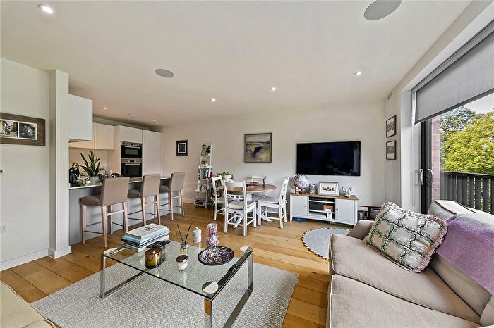 1 Bedroom Flat For Sale In Sandycombe Road, Kew, Surrey, TW9