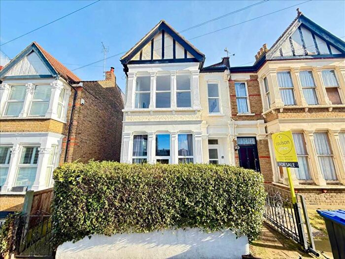 2 Bedroom Apartment For Sale In Leigh On Sea, SS9