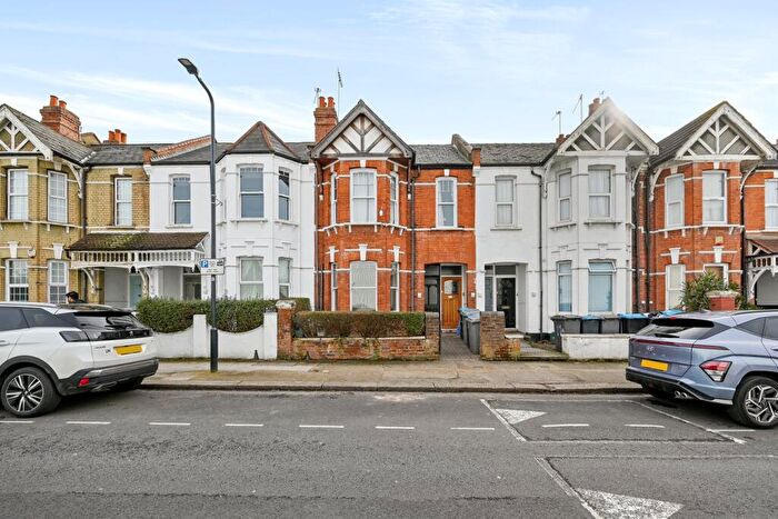 2 Bedroom Ground Maisonette For Sale In Temple Road, London, NW2