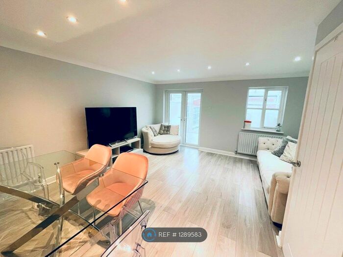 3 Bedroom End Of Terrace House To Rent In Aylesbury Drive, Langdon Hills, Basildon SS16