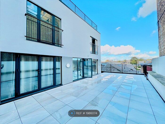 3 Bedroom Flat To Rent In Mitcham Road, London, SW17