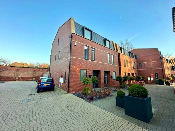 4 Bedroom Semi-Detached House To Rent In Welholme Avenue, Grimsby, DN32