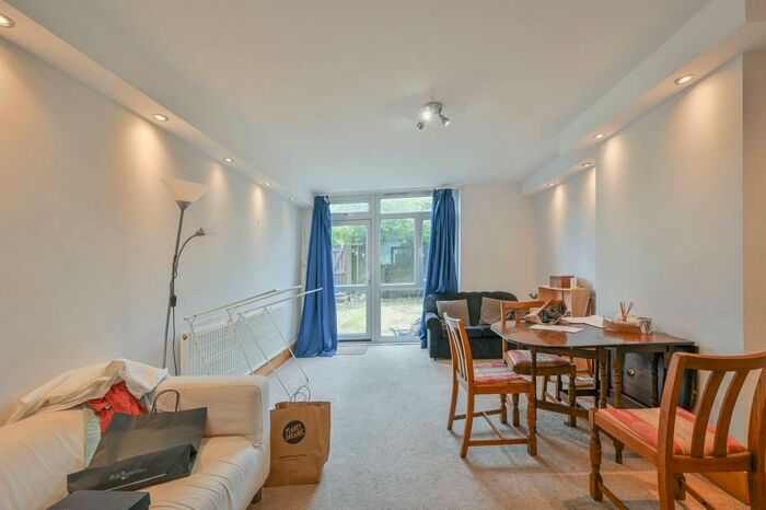 3 Bedroom Flat To Rent In South Lambeth Road, Stockwell, London, SW8