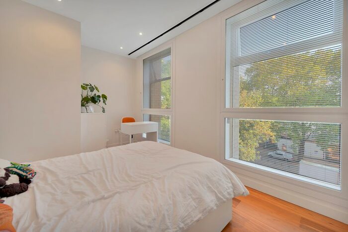 1 Bedroom Flat To Rent In Highbury Crescent, Highbury, London, N5