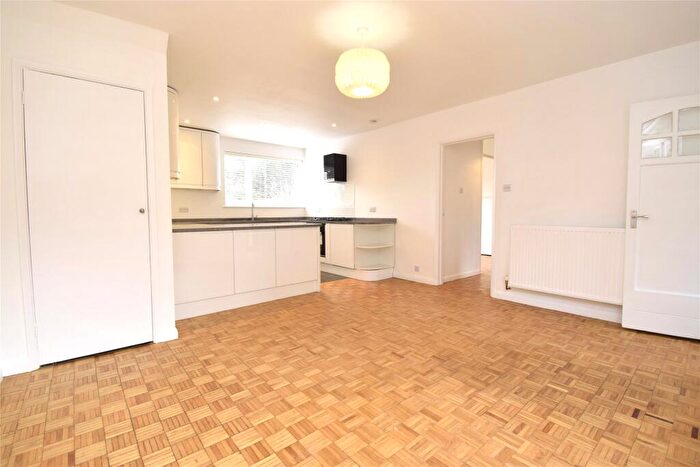 2 Bedroom Maisonette To Rent In Burnside Close, Barnet, EN5