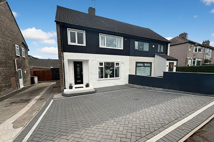 3 Bedroom Semi-Detached House For Sale In Beechwood Road, Halifax, HX2