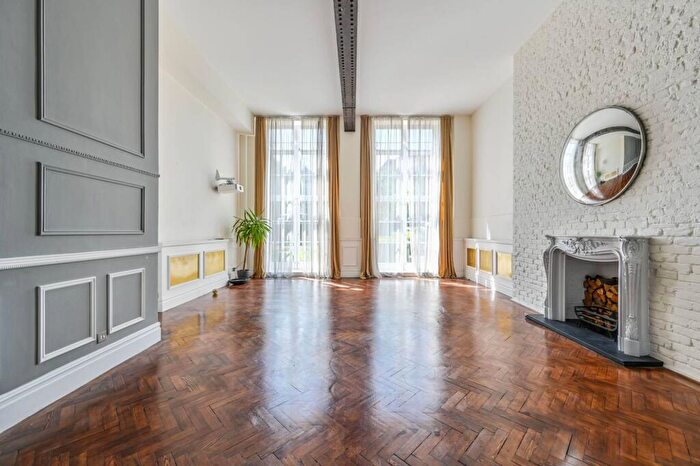 2 Bedroom Flat To Rent In The Village, Battersea, London, SW11