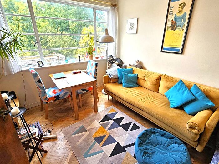 1 Bedroom Flat To Rent In Gated Period Block With Riverside Grounds, East Twickenham, TW1