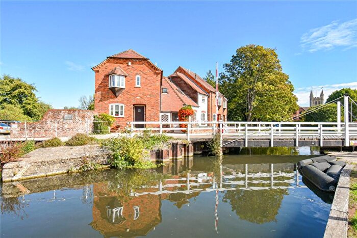 3 Bedroom Cottage For Sale In West Mills, Newbury, Berkshire, RG14