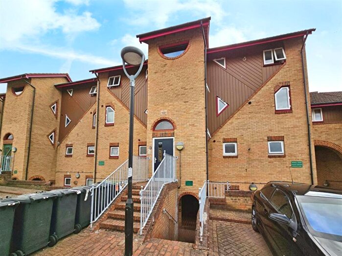 1 Bedroom Flat To Rent In Yarwell Court, Highfield Crescent, Kettering, Northamptonshire, NN15