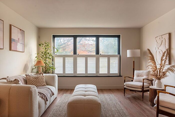 3 Bedroom Maisonette For Sale In Bartle Road, Notting Hill, W11