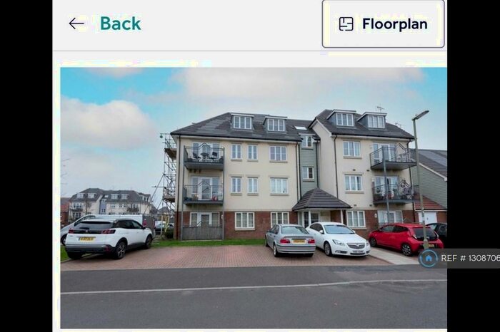 2 Bedroom Flat To Rent In Coppice Square, Aldershot, GU12