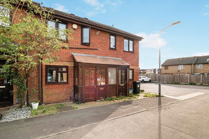 2 Bedroom Terraced House For Sale In Hazelwood Park Close, Chigwell, IG7