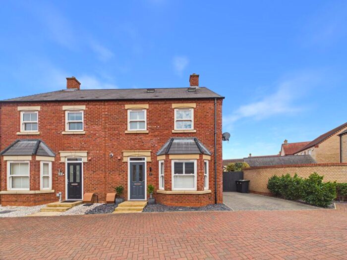 4 Bedroom Semi-Detached House For Sale In Brookbanks, Biggleswade, SG18