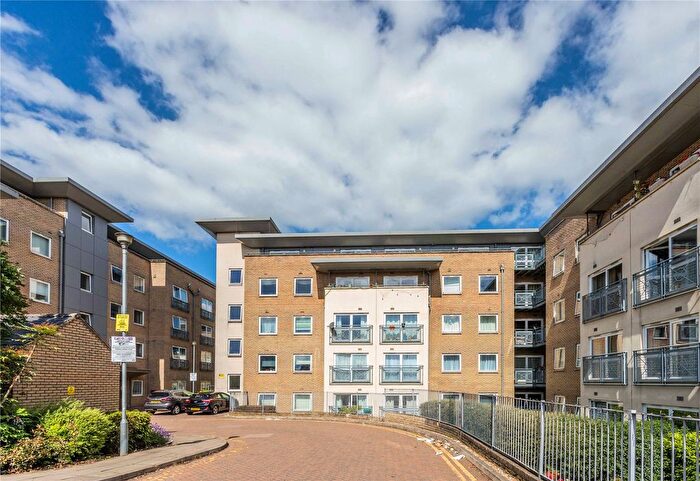 2 Bedroom Flat For Sale In Cline Road, London, N11