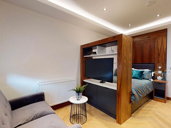 Apartment To Rent In Apt, Live Oasis Piccadilly #, M1