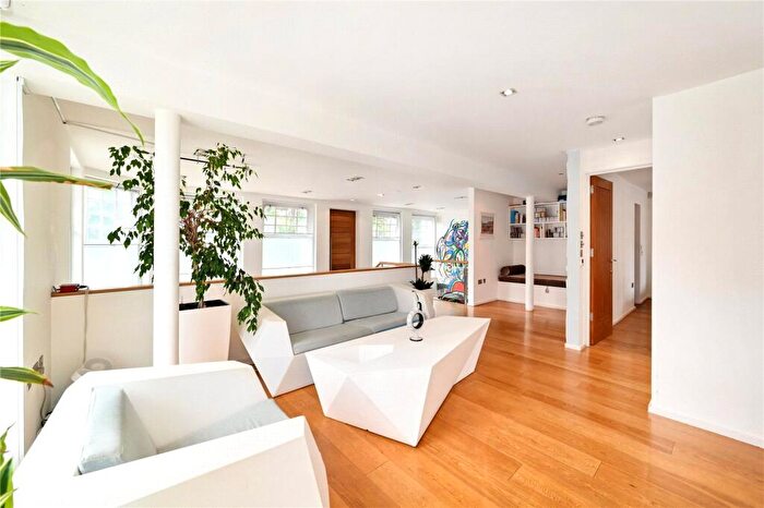 3 Bedroom Apartment To Rent In Manchester Road, Isle Of Dogs, London, E14