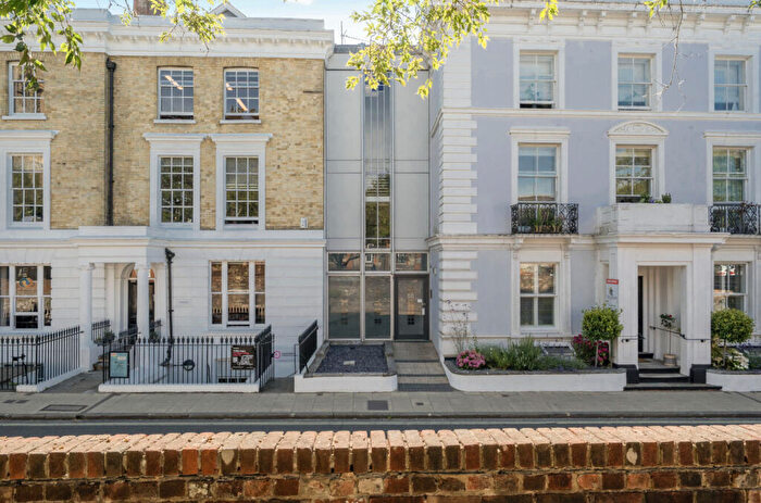 3 Bedroom Flat For Sale In Southgate Street, Winchester, Hampshire, SO23