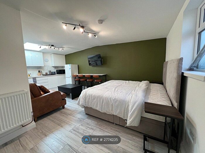 Studio To Rent In Ecclesbourne Gardens, London, N13