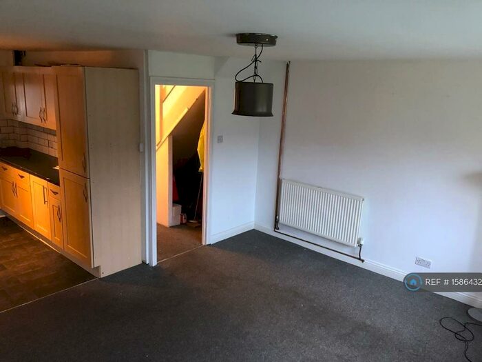 2 Bedroom Maisonette To Rent In Walker Close, Easton, Bristol, BS5