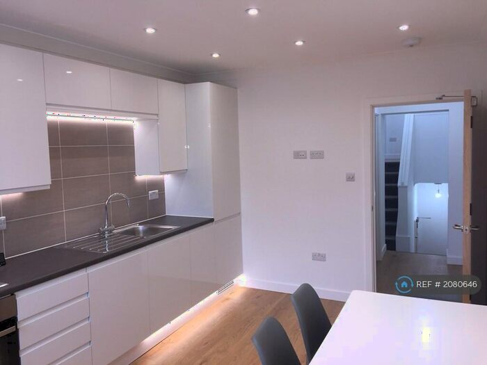 3 Bedroom Flat To Rent In Camden, London, N7