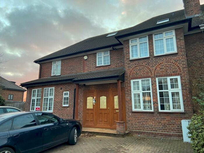 4 Bedroom Flat To Rent In Edgwarebury Lane, Edgware, Middlesex, HA8