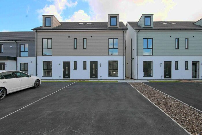 4 Bedroom Semi-Detached House To Rent In Balmoral Road, Darwen, Lancashire, BB3