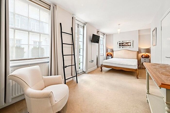 3 Bedroom Mews To Rent In Eaton Mews North, London, SW1X