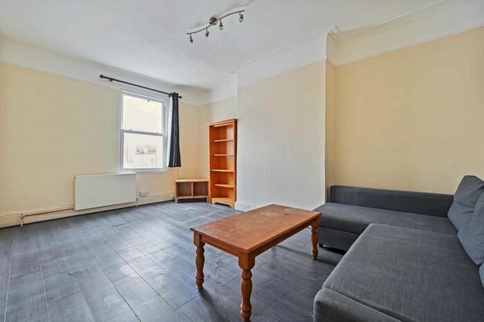 4 Bedroom Flat To Rent In Uxbridge Road, Shepherds Bush, London, W12