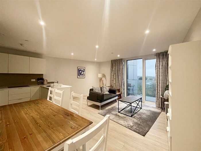 3 Bedroom Flat To Rent In Newnton Close, London, N4