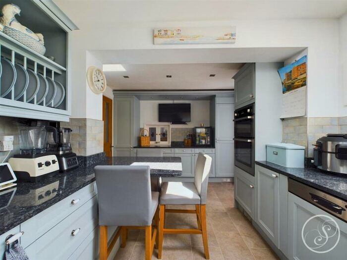 4 Bedroom Detached House For Sale In Spur Drive, Leeds, LS15